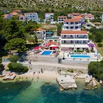 Apartment Gem Of The Sea Luxury With Brand New Heating Infinity Pool