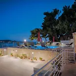 Gem Of The Sea Luxury With Brand New Heating Infinity Pool Apartment